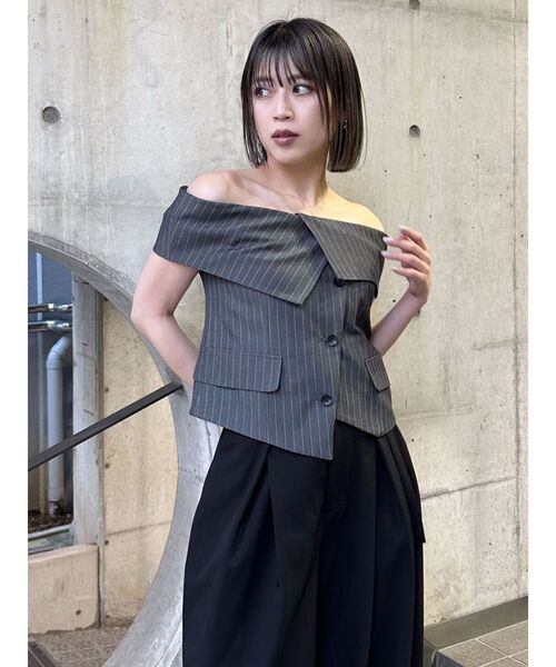 MURUA(ムルーア)の「オフショルマニッシュブラウス(シャツ/ブラウス・レディース・モカ/ホワイト/グレー・FREE)」の4枚目の写真