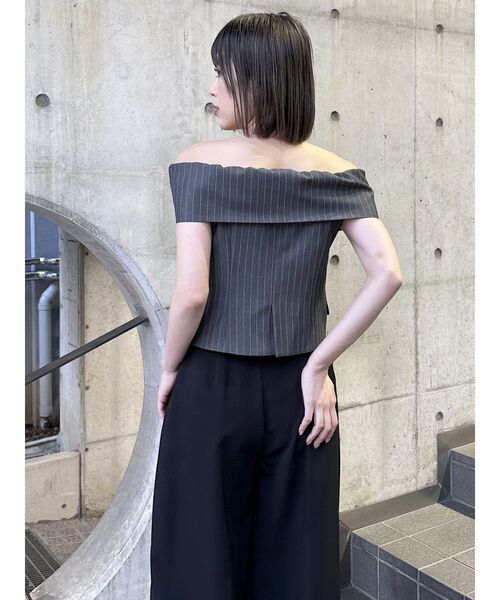 MURUA(ムルーア)の「オフショルマニッシュブラウス(シャツ/ブラウス・レディース・モカ/ホワイト/グレー・FREE)」の6枚目の写真