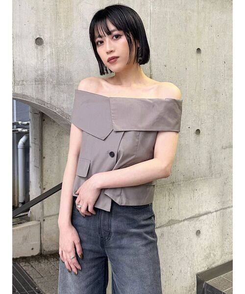 MURUA(ムルーア)の「オフショルマニッシュブラウス(シャツ/ブラウス・レディース・モカ/ホワイト/グレー・FREE)」の9枚目の写真