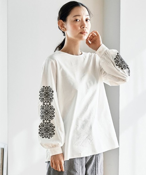 and myera(アンド マイラ)の「and myera ゴシック紋様刺しゅうトップス(その他トップス・レディース・ホワイト/ブルー・LARGE/MEDIUM/X-LARGE/SMALL)」の1枚目の写真