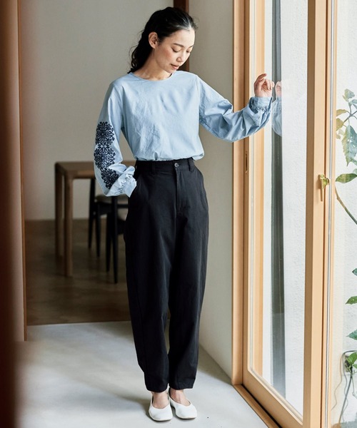 and myera(アンド マイラ)の「and myera ゴシック紋様刺しゅうトップス(その他トップス・レディース・ホワイト/ブルー・LARGE/MEDIUM/X-LARGE/SMALL)」の3枚目の写真