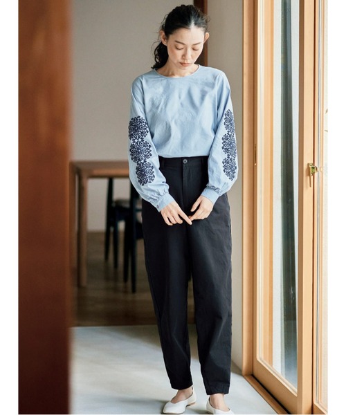 and myera(アンド マイラ)の「and myera ゴシック紋様刺しゅうトップス(その他トップス・レディース・ホワイト/ブルー・LARGE/MEDIUM/X-LARGE/SMALL)」の4枚目の写真