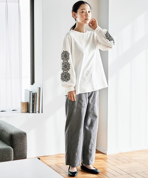 and myera(アンド マイラ)の「and myera ゴシック紋様刺しゅうトップス(その他トップス・レディース・ホワイト/ブルー・LARGE/MEDIUM/X-LARGE/SMALL)」の5枚目の写真