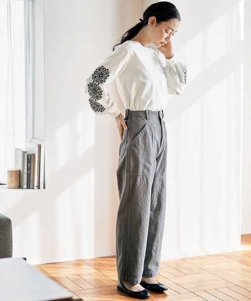 and myera(アンド マイラ)の「and myera ゴシック紋様刺しゅうトップス(その他トップス・レディース・ホワイト/ブルー・LARGE/MEDIUM/X-LARGE/SMALL)」の6枚目の写真
