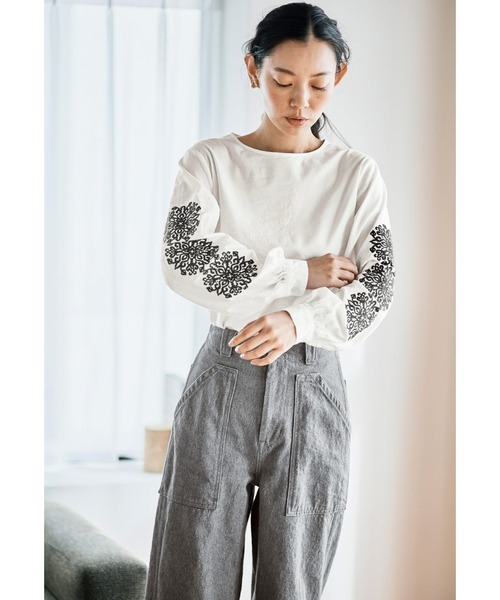 and myera(アンド マイラ)の「and myera ゴシック紋様刺しゅうトップス(その他トップス・レディース・ホワイト/ブルー・LARGE/MEDIUM/X-LARGE/SMALL)」の9枚目の写真