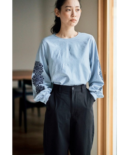 and myera(アンド マイラ)の「and myera ゴシック紋様刺しゅうトップス(その他トップス・レディース・ホワイト/ブルー・LARGE/MEDIUM/X-LARGE/SMALL)」の7枚目の写真