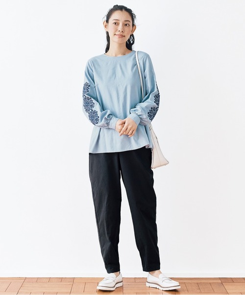 and myera(アンド マイラ)の「and myera ゴシック紋様刺しゅうトップス(その他トップス・レディース・ホワイト/ブルー・LARGE/MEDIUM/X-LARGE/SMALL)」の10枚目の写真