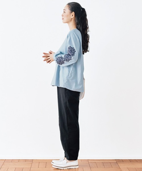 and myera(アンド マイラ)の「and myera ゴシック紋様刺しゅうトップス(その他トップス・レディース・ホワイト/ブルー・LARGE/MEDIUM/X-LARGE/SMALL)」の11枚目の写真