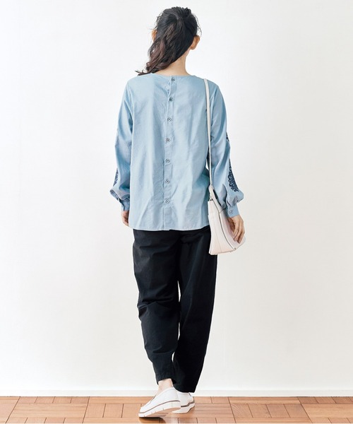 and myera(アンド マイラ)の「and myera ゴシック紋様刺しゅうトップス(その他トップス・レディース・ホワイト/ブルー・LARGE/MEDIUM/X-LARGE/SMALL)」の12枚目の写真