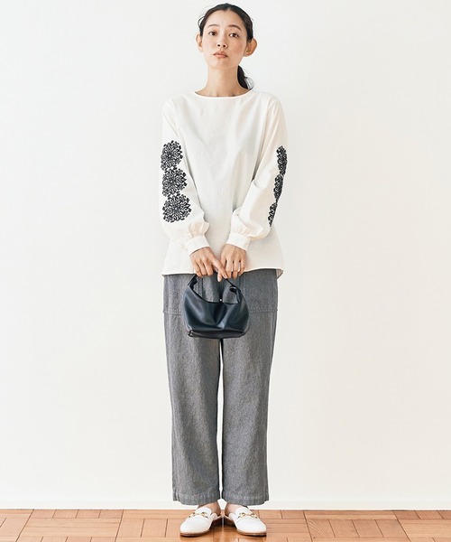 and myera(アンド マイラ)の「and myera ゴシック紋様刺しゅうトップス(その他トップス・レディース・ホワイト/ブルー・LARGE/MEDIUM/X-LARGE/SMALL)」の13枚目の写真