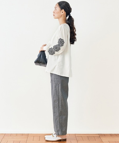 and myera(アンド マイラ)の「and myera ゴシック紋様刺しゅうトップス(その他トップス・レディース・ホワイト/ブルー・LARGE/MEDIUM/X-LARGE/SMALL)」の14枚目の写真
