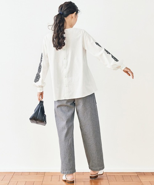 and myera(アンド マイラ)の「and myera ゴシック紋様刺しゅうトップス(その他トップス・レディース・ホワイト/ブルー・LARGE/MEDIUM/X-LARGE/SMALL)」の15枚目の写真