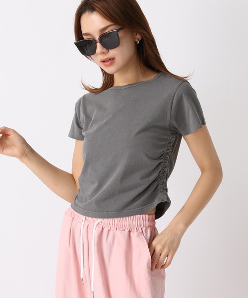FOREVER 21（フォーエバー トゥエンティーワン）の「【2024SS】ピグメントサイドギャザーTシャツ（Tシャツ/カットソー・レディース・ピンク/ブルー/グレー/オフホワイト・SMALL/MEDIUM）」の3枚目の写真