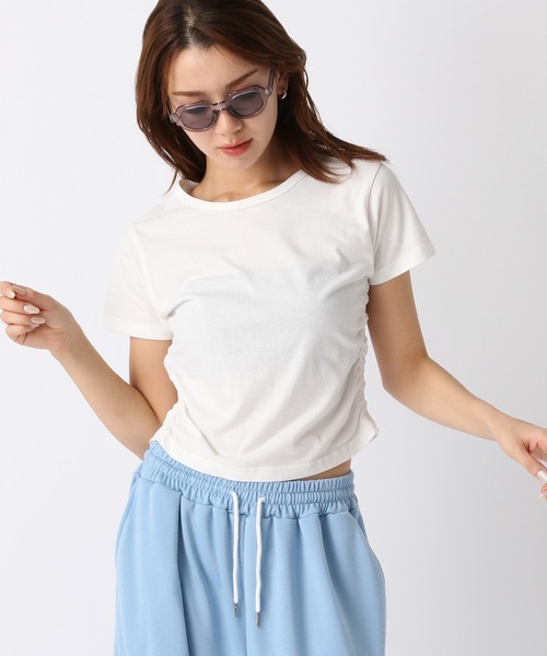 FOREVER 21（フォーエバー トゥエンティーワン）の「【2024SS】ピグメントサイドギャザーTシャツ（Tシャツ/カットソー・レディース・ピンク/ブルー/グレー/オフホワイト・SMALL/MEDIUM）」の2枚目の写真