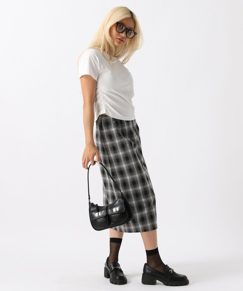 FOREVER 21（フォーエバー トゥエンティーワン）の「【2024SS】ピグメントサイドギャザーTシャツ（Tシャツ/カットソー・レディース・ピンク/ブルー/グレー/オフホワイト・SMALL/MEDIUM）」の5枚目の写真