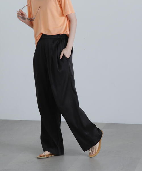 N.(N. Natural Beauty Basic)(エヌエヌナチュラルビューティーベーシック)の「シアーサテンワイドパンツ(その他パンツ・レディース・ホワイト/ブラック・MEDIUM)」の5枚目の写真