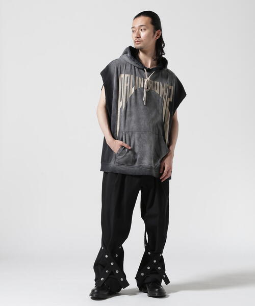 DANKE SCHON（ダンケシェーン）の「DankeSchon/ダンケシェーン/SPRAYING PIGMENT NOSLEEVE HOODED WORD（パーカー・メンズ・グレー/ブラック・M/L）」の4枚目の写真