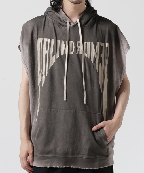 DANKE SCHON（ダンケシェーン）の「DankeSchon/ダンケシェーン/SPRAYING PIGMENT NOSLEEVE HOODED WORD（パーカー・メンズ・グレー/ブラック・M/L）」の2枚目の写真