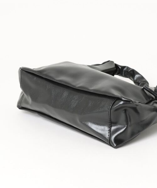 STYLEBLOCK（スタイルブロック）の「シャーリングストラップレザー調ショルダーバッグ（ショルダーバッグ・レディース・ホワイト/ブラウン/ゴールド/ブラック/シルバー・FREE）」の7枚目の写真