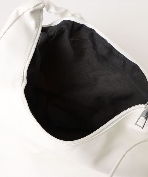 STYLEBLOCK（スタイルブロック）の「シャーリングストラップレザー調ショルダーバッグ（ショルダーバッグ・レディース・ホワイト/ブラウン/ゴールド/ブラック/シルバー・FREE）」の9枚目の写真