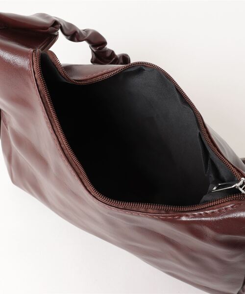 STYLEBLOCK（スタイルブロック）の「シャーリングストラップレザー調ショルダーバッグ（ショルダーバッグ・レディース・ホワイト/ブラウン/ゴールド/ブラック/シルバー・FREE）」の10枚目の写真