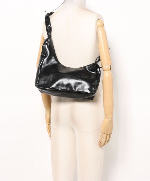 STYLEBLOCK（スタイルブロック）の「シャーリングストラップレザー調ショルダーバッグ（ショルダーバッグ・レディース・ホワイト/ブラウン/ゴールド/ブラック/シルバー・FREE）」の11枚目の写真