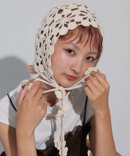 【新品】M&KYOKO ニットキャップ　花文様の飾り刺繍付 新品】M&KYOKO ニットキャップ 花文様の飾り刺繍付