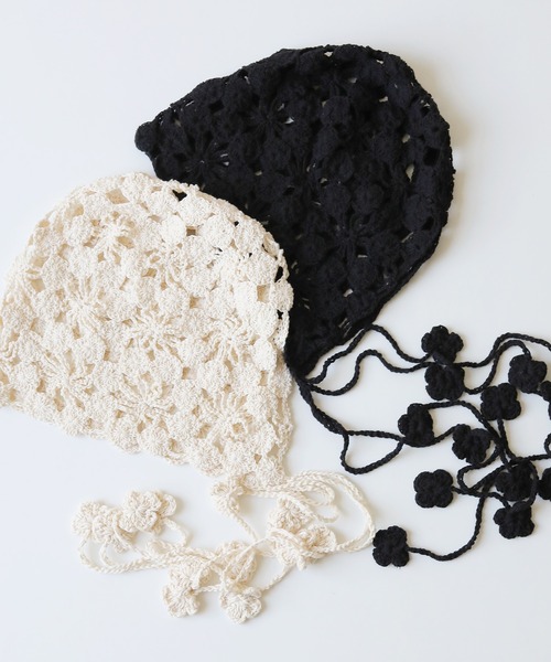 Monocoro toppi（モノコロトッピ）の「かぎ編み 花柄 サイドストラップ ニット キャップ（ハット・レディース・アイボリー/ブラック・フリー）」の3枚目の写真