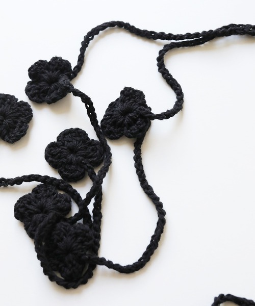 Monocoro toppi（モノコロトッピ）の「かぎ編み 花柄 サイドストラップ ニット キャップ（ハット・レディース・アイボリー/ブラック・フリー）」の7枚目の写真