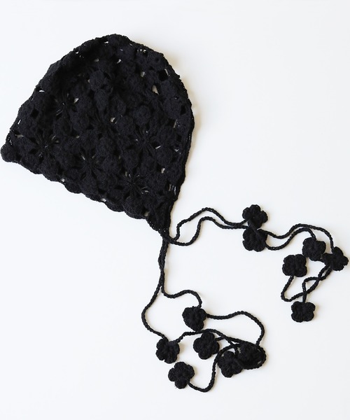 Monocoro toppi（モノコロトッピ）の「かぎ編み 花柄 サイドストラップ ニット キャップ（ハット・レディース・アイボリー/ブラック・フリー）」の9枚目の写真