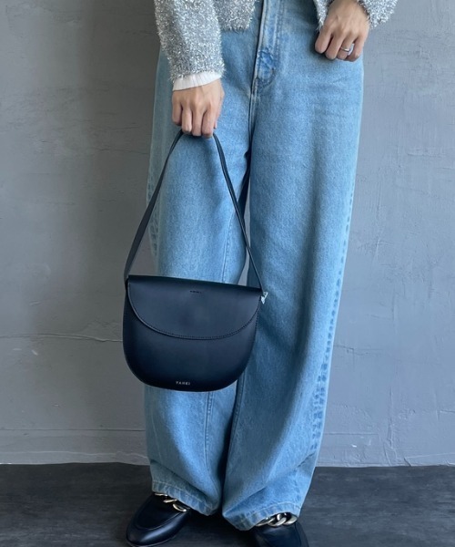 YAHKI（ヤーキ）の「【WEB限定】[YAHKI/ヤーキ] VEGAN LEATHER ハーフムーンハンドバッグ（トートバッグ・レディース・ブラック/グリーン・ONE SIZE）」の2枚目の写真