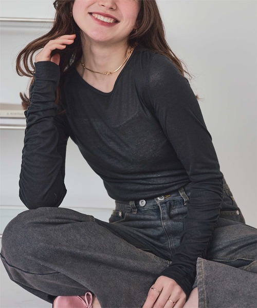 titivate(ティティベイト)の「袖シャーリングシアートップス(Tシャツ/カットソー・レディース・レッド/チャコール/オレンジ/アイボリー/ブルー/イエロー系その他/スミクロ/ピンク/ライトブルー/オフホワイト・M)」の4枚目の写真