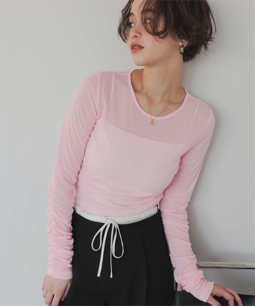 titivate(ティティベイト)の「袖シャーリングシアートップス(Tシャツ/カットソー・レディース・レッド/チャコール/オレンジ/アイボリー/ブルー/イエロー系その他/スミクロ/ピンク/ライトブルー/オフホワイト・M)」の1枚目の写真