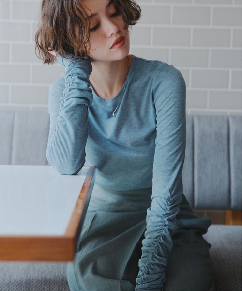 titivate(ティティベイト)の「袖シャーリングシアートップス(Tシャツ/カットソー・レディース・レッド/チャコール/オレンジ/アイボリー/ブルー/イエロー系その他/スミクロ/ピンク/ライトブルー/オフホワイト・M)」の7枚目の写真