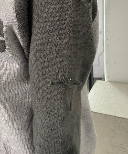 ROGER AND RAW(ロジャーアンドロウ)の「取り外し可能リボン付バイカラーナンバーロゴニットトップス(ニット/セーター・レディース・ブラック/グレー・FREE)」の8枚目の写真