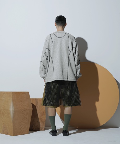 Aphlotus(アプロタス)の「バイカラー シンメトリーステッチデザイン 裏毛 スウェット / トレーナー(スウェット・メンズ・ブラック/アッシュグレー・LARGE/MEDIUM/SMALL)」の20枚目の写真