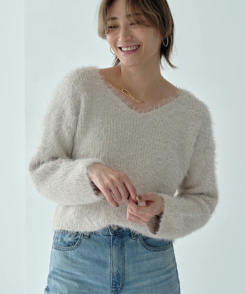 Mia (ミア)の「グリッターフェザーVネックニットPO(ニット/セーター・レディース・チャコールグレー/ナチュラル・FREE)」の9枚目の写真