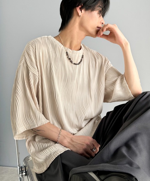 classicalelf（クラシカルエルフ）の「涼しくキマる、大人のリラックス。オーバーサイズウェーブ柄ジャガード半袖Ｔシャツ（メンズ）（Tシャツ/カットソー・メンズ・ベージュ/チャコール/ブラック/オフホワイト・LARGE/MEDIUM/X-LARGE）」の4枚目の写真