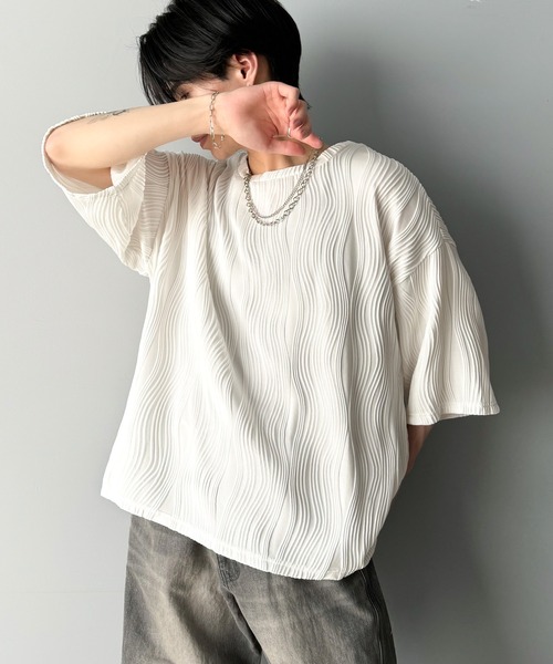 classicalelf（クラシカルエルフ）の「涼しくキマる、大人のリラックス。オーバーサイズウェーブ柄ジャガード半袖Ｔシャツ（メンズ）（Tシャツ/カットソー・メンズ・ベージュ/チャコール/ブラック/オフホワイト・LARGE/MEDIUM/X-LARGE）」の2枚目の写真