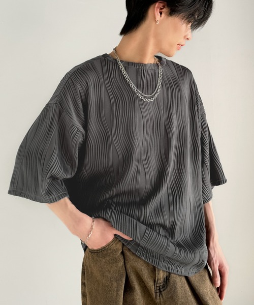 classicalelf（クラシカルエルフ）の「涼しくキマる、大人のリラックス。オーバーサイズウェーブ柄ジャガード半袖Ｔシャツ（メンズ）（Tシャツ/カットソー・メンズ・ベージュ/チャコール/ブラック/オフホワイト・LARGE/MEDIUM/X-LARGE）」の3枚目の写真
