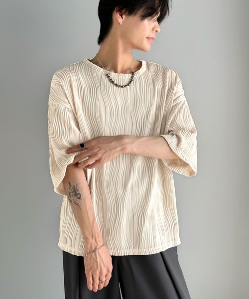 classicalelf（クラシカルエルフ）の「涼しくキマる、大人のリラックス。オーバーサイズウェーブ柄ジャガード半袖Ｔシャツ（メンズ）（Tシャツ/カットソー・メンズ・ベージュ/チャコール/ブラック/オフホワイト・LARGE/MEDIUM/X-LARGE）」の8枚目の写真