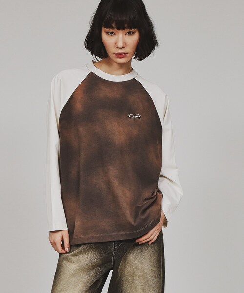 tk.TAKEO KIKUCHI(ティーケータケオキクチ)の「ブリーチラグランスリーブTシャツ(Tシャツ/カットソー・レディース・ダークブラウン系4/チャコール・66)」の1枚目の写真