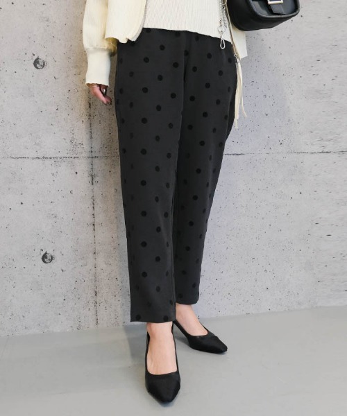 aquagarage（アクアガレージ）の「ドット柄テーパードパンツ（その他パンツ・レディース・ブラック・S/M/M2/L/LL）」の2枚目の写真
