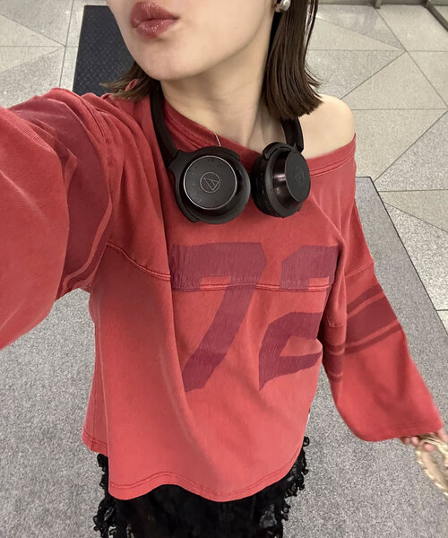 HELLO.SANFRANCISCO（ハローサンフランシスコ）の「【HELLO.SANFRANCISCO/ハローサンフランシスコ】ピグメントロゴTEE（Tシャツ/カットソー・レディース・チャコールグレー/オフホワイト/レッド・ONE SIZE）」の3枚目の写真