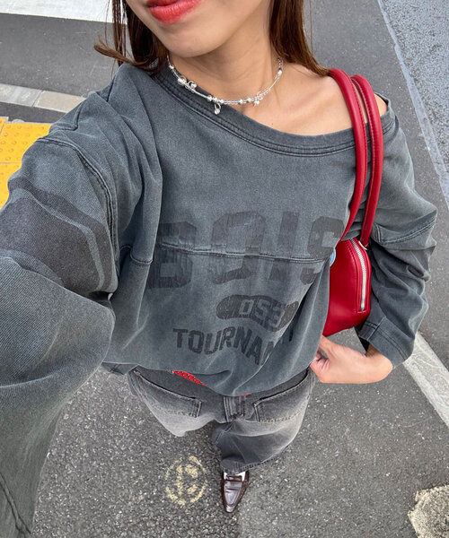 HELLO.SANFRANCISCO（ハローサンフランシスコ）の「【HELLO.SANFRANCISCO/ハローサンフランシスコ】ピグメントロゴTEE（Tシャツ/カットソー・レディース・チャコールグレー/オフホワイト/レッド・ONE SIZE）」の2枚目の写真