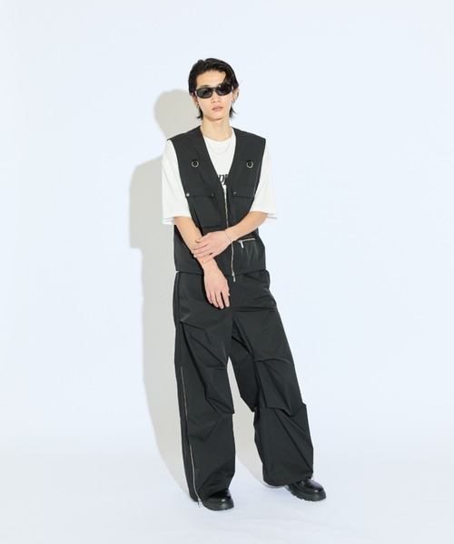 Lui's(ルイス)の「【Neucon/ニューコン】サイドZIPスーパーワイドパラシュートパンツ(その他パンツ・メンズ・ライトグレー/ブラック・2/1)」の9枚目の写真
