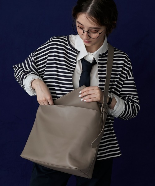 BONLECILL Marche（ボンルシールマルシェ）の「【BONLECILL Marche】《ポーチ付き／A4》ワイドベルト スクエアソフトショルダーバッグ（ショルダーバッグ・レディース・ブラウン/ブラック/グレイッシュベージュ・FREE）」の3枚目の写真