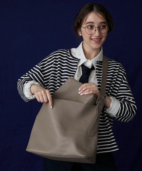 BONLECILL Marche（ボンルシールマルシェ）の「【BONLECILL Marche】《ポーチ付き／A4》ワイドベルト スクエアソフトショルダーバッグ（ショルダーバッグ・レディース・ブラウン/ブラック/グレイッシュベージュ・FREE）」の17枚目の写真