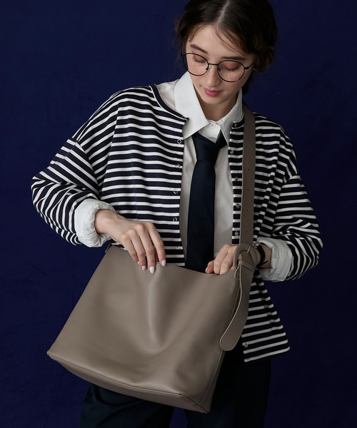 BONLECILL Marche（ボンルシールマルシェ）の「【BONLECILL Marche】《ポーチ付き／A4》ワイドベルト スクエアソフトショルダーバッグ（ショルダーバッグ・レディース・ブラウン/ブラック/グレイッシュベージュ・FREE）」の19枚目の写真