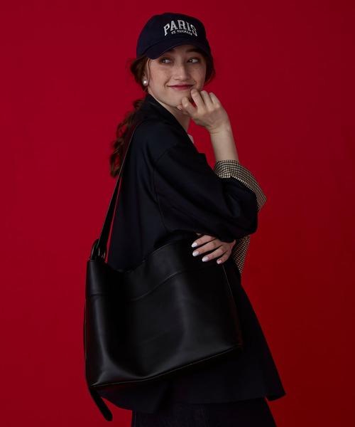 BONLECILL Marche（ボンルシールマルシェ）の「【BONLECILL Marche】《ポーチ付き／A4》ワイドベルト スクエアソフトショルダーバッグ（ショルダーバッグ・レディース・ブラウン/ブラック/グレイッシュベージュ・FREE）」の5枚目の写真